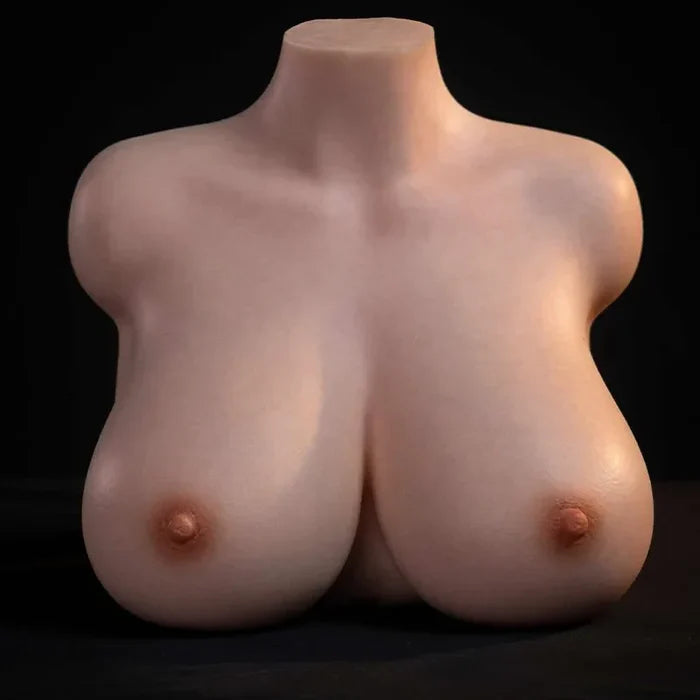 Mia: 18 kg Tits Masturbator En 3D Vaginale- En Anale Kanalen