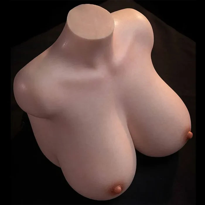Mia: 18 kg Tits Masturbator En 3D Vaginale- En Anale Kanalen